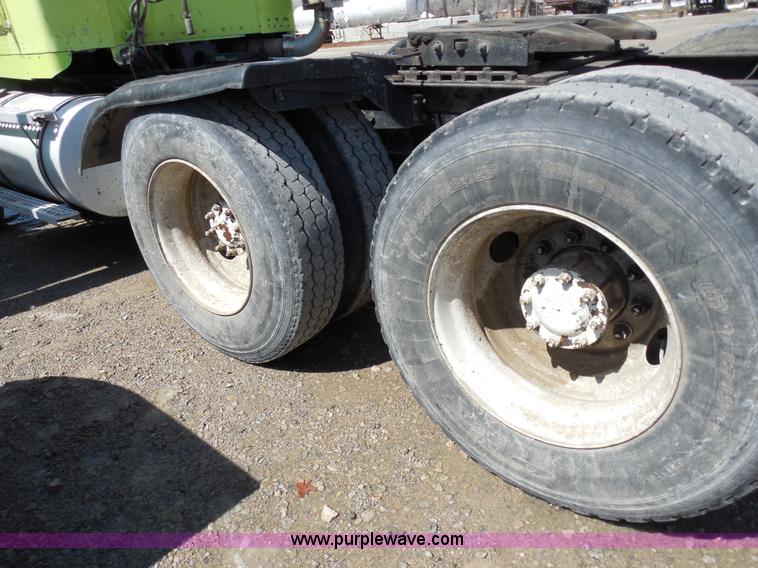 image for item E3300 1997 Kenworth T800 semi truck