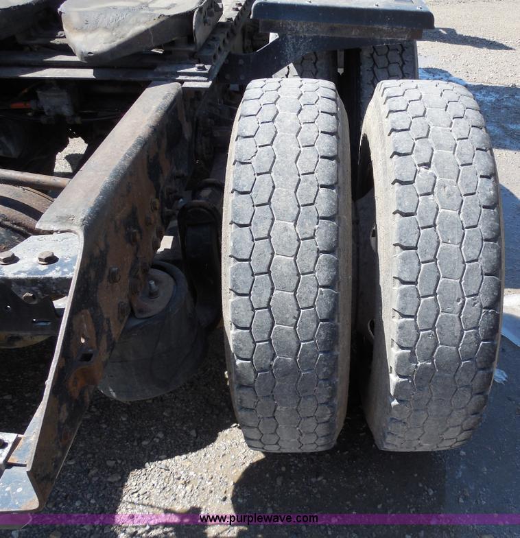 image for item E3300 1997 Kenworth T800 semi truck