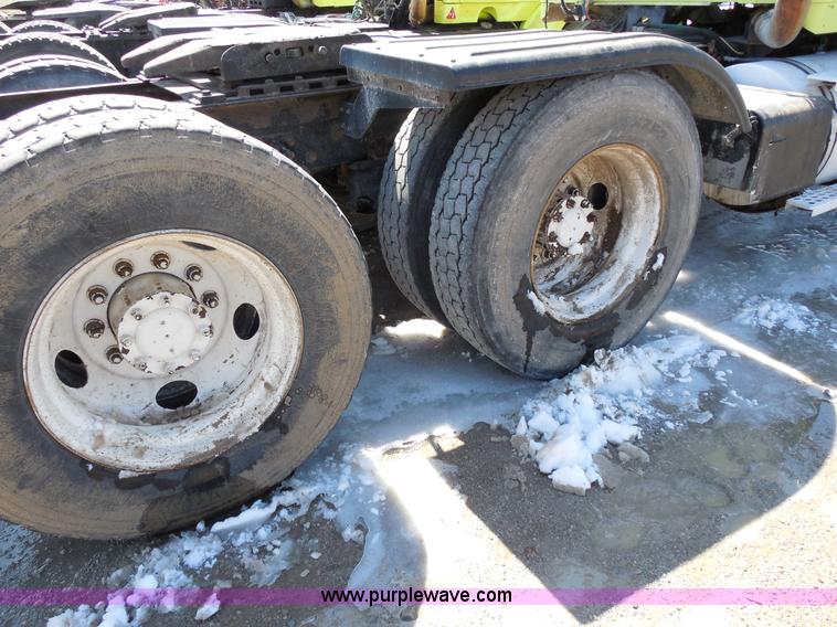 image for item E3300 1997 Kenworth T800 semi truck