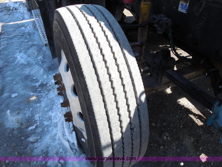 image for item E3300 1997 Kenworth T800 semi truck