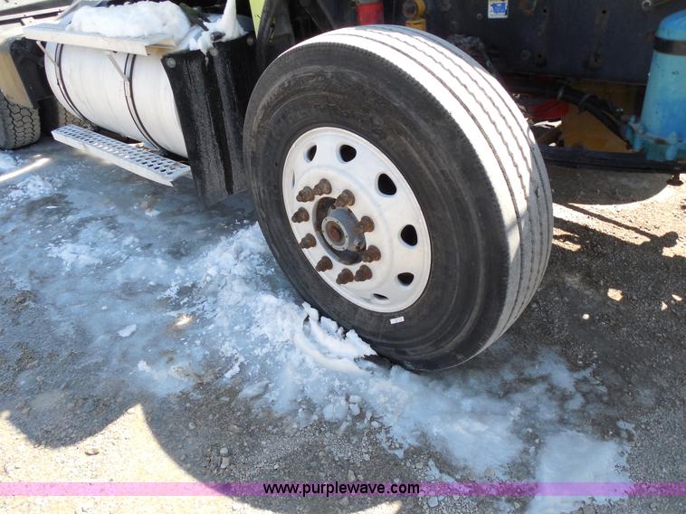 image for item E3300 1997 Kenworth T800 semi truck