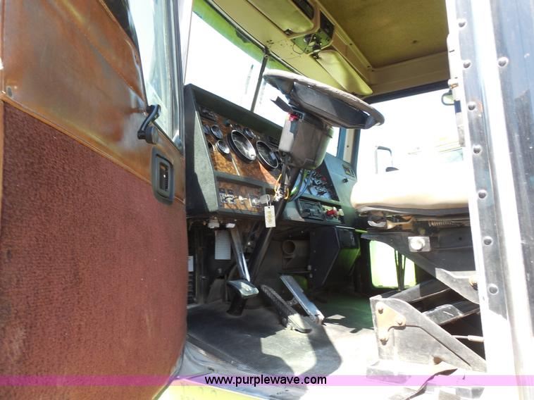 image for item E3302 1998 Kenworth T802SH semi truck