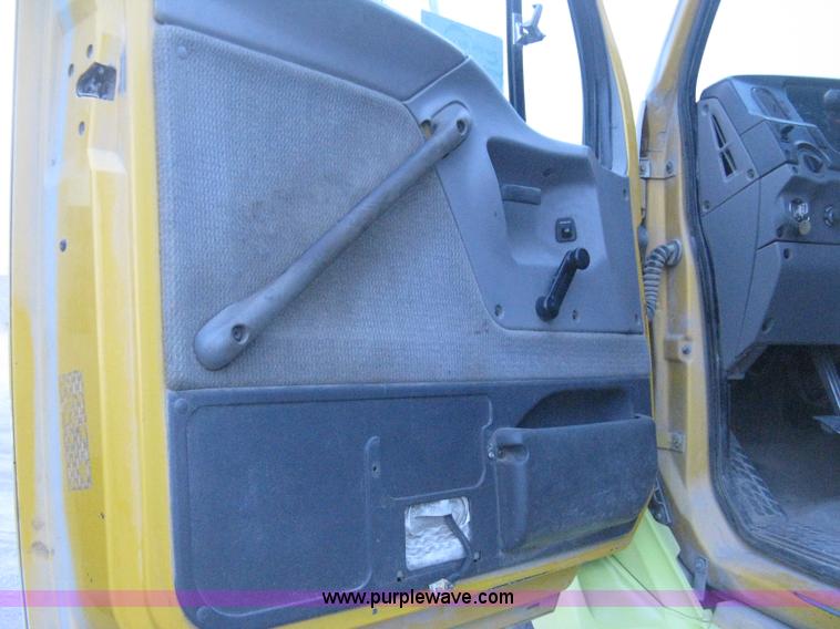 image for item E3303 2000 Sterling A9500 semi truck