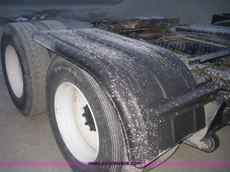 image for item E3303 2000 Sterling A9500 semi truck