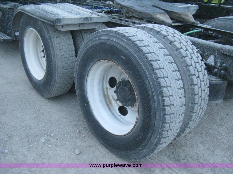 image for item E3303 2000 Sterling A9500 semi truck