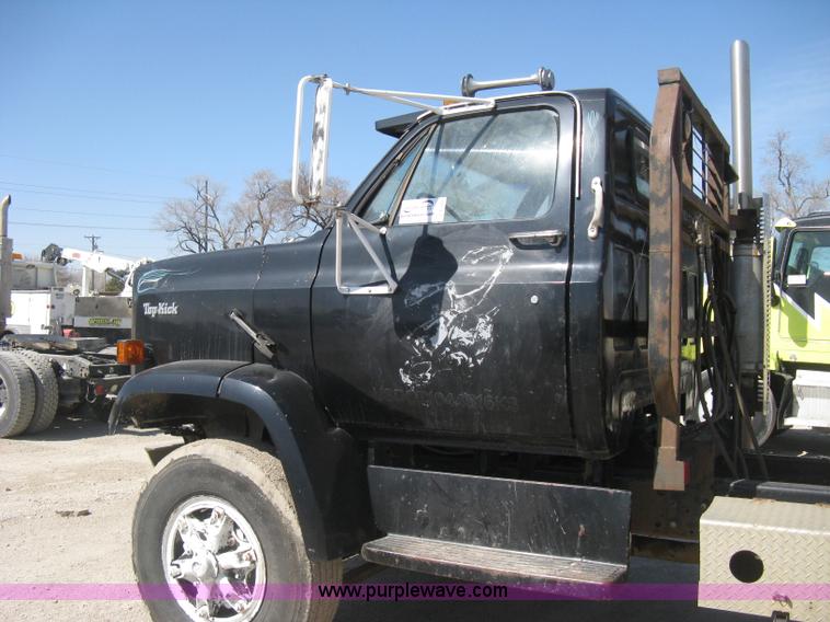 image for item E3304 1982 GMC TopKick semi truck