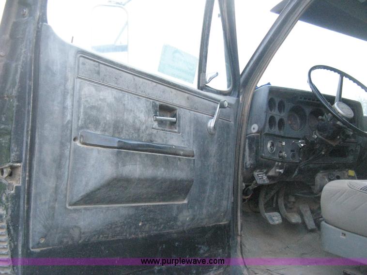 image for item E3304 1982 GMC TopKick semi truck