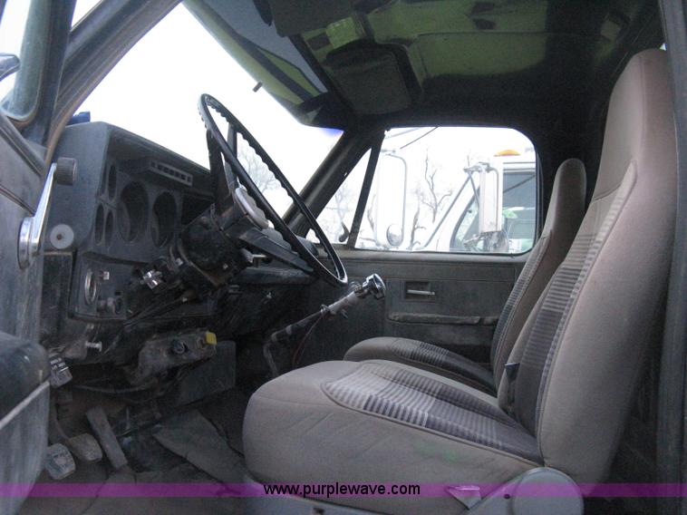 image for item E3304 1982 GMC TopKick semi truck