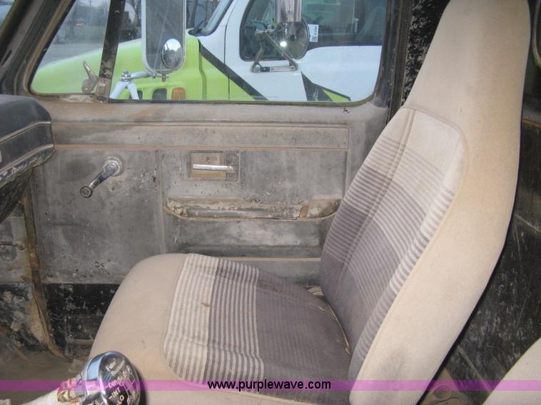 image for item E3304 1982 GMC TopKick semi truck