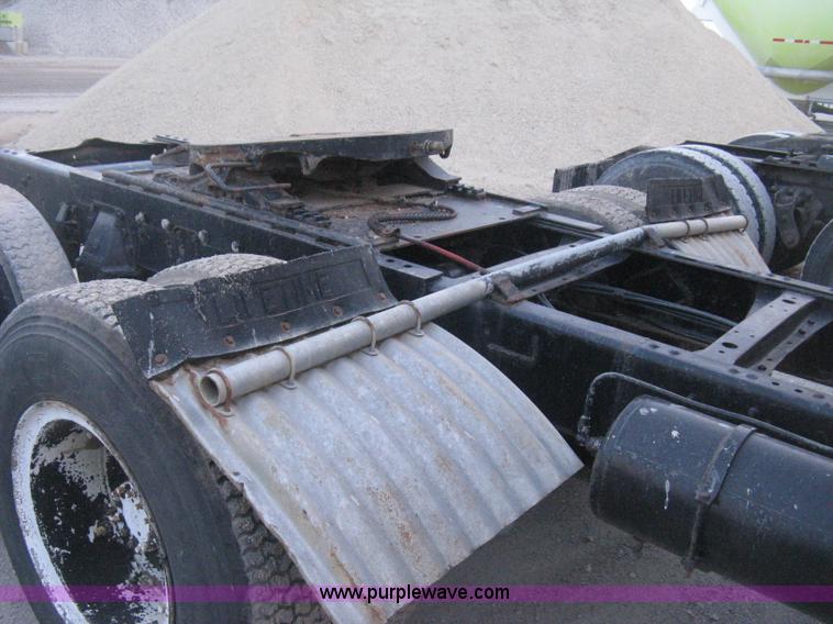 image for item E3304 1982 GMC TopKick semi truck