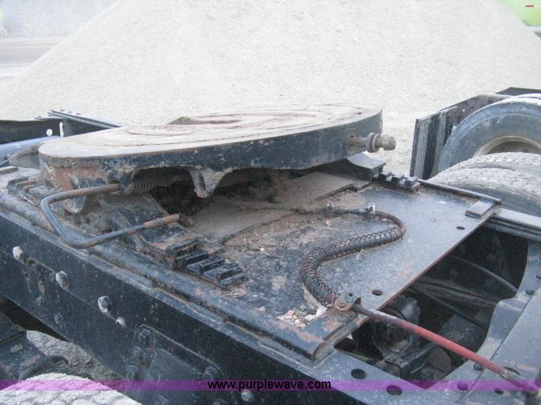 image for item E3304 1982 GMC TopKick semi truck