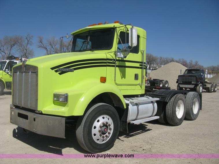 image for item E3305 1997 Kenworth T800 semi truck