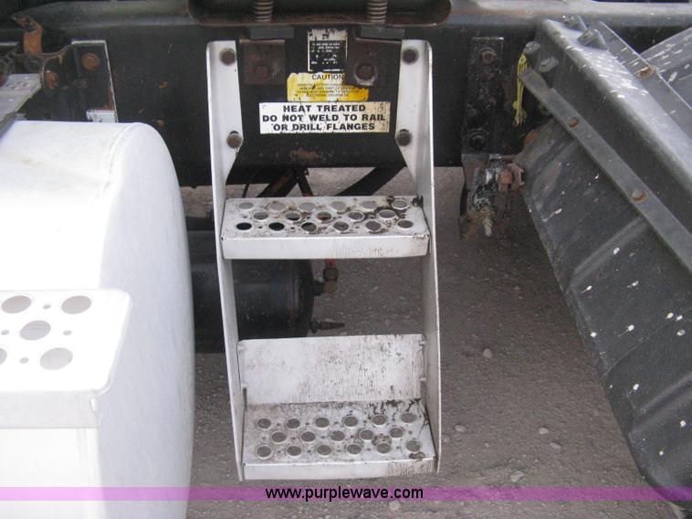 image for item E3305 1997 Kenworth T800 semi truck