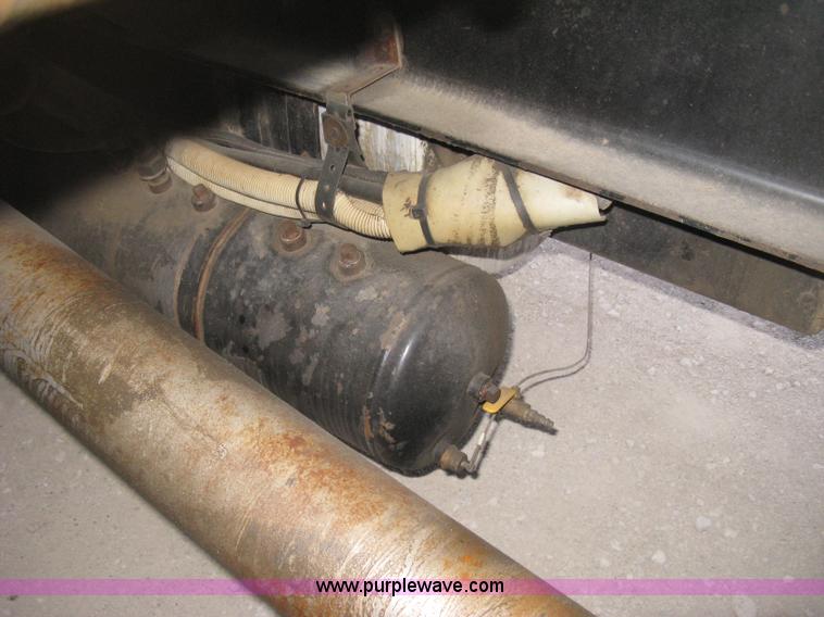 image for item E3305 1997 Kenworth T800 semi truck