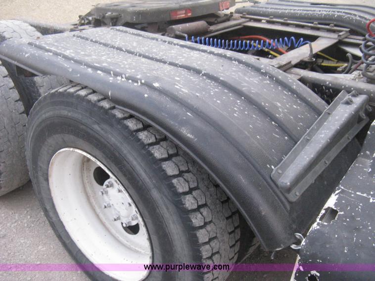 image for item E3305 1997 Kenworth T800 semi truck