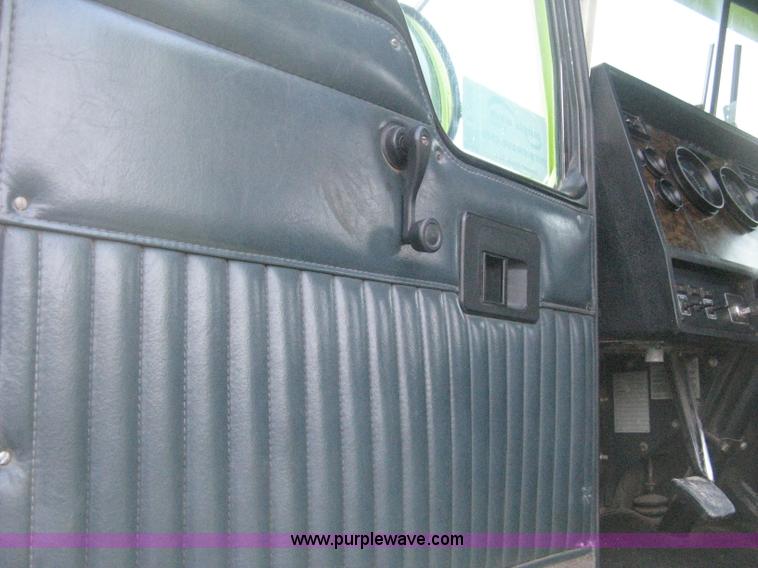 image for item E3305 1997 Kenworth T800 semi truck