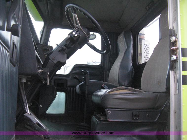 image for item E3305 1997 Kenworth T800 semi truck