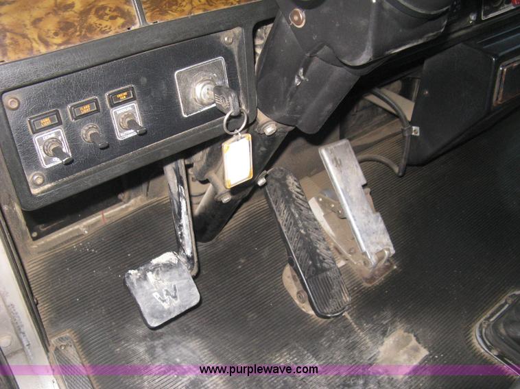 image for item E3305 1997 Kenworth T800 semi truck