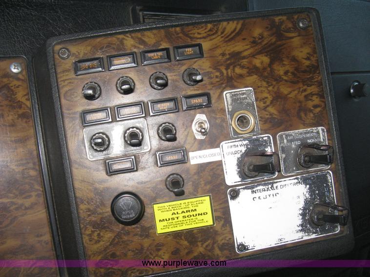 image for item E3305 1997 Kenworth T800 semi truck