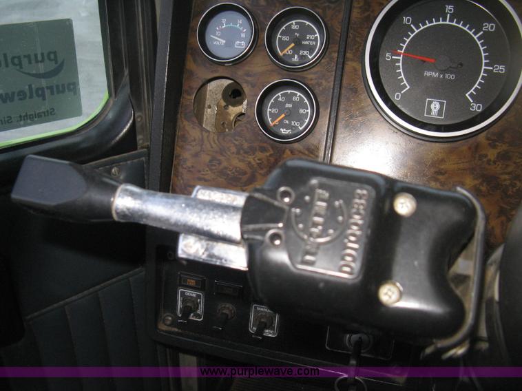 image for item E3305 1997 Kenworth T800 semi truck