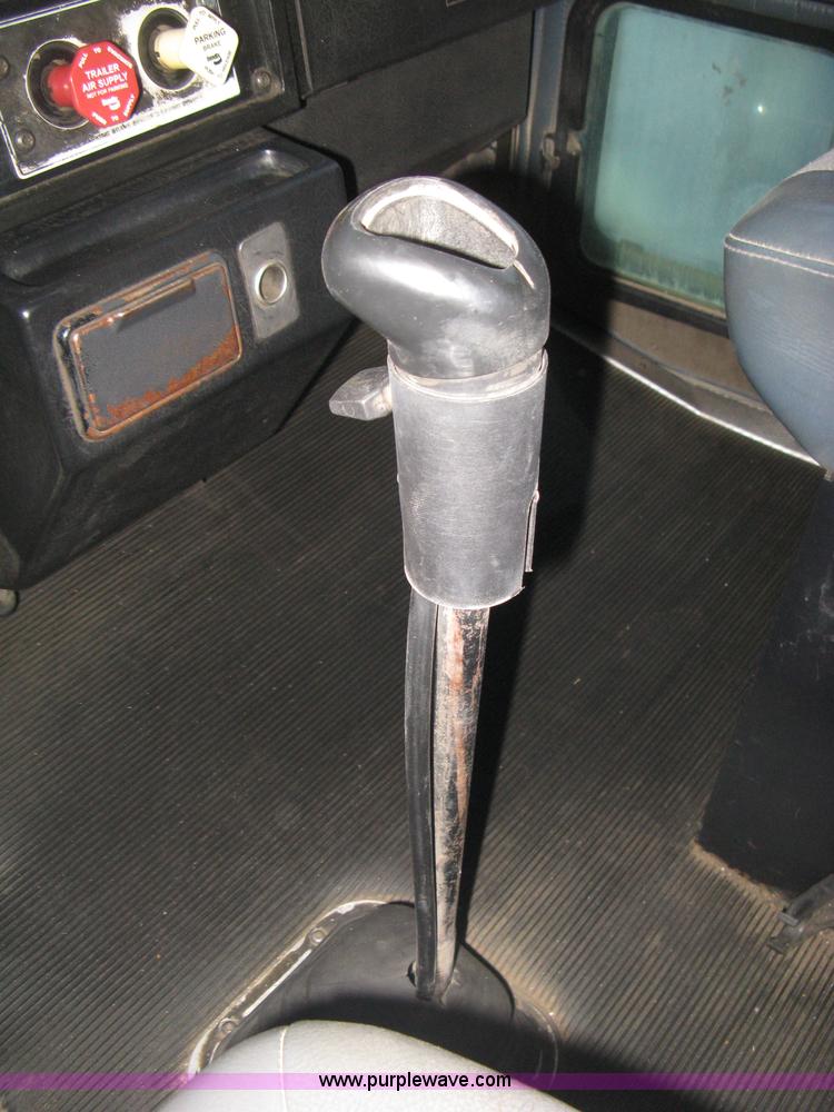 image for item E3305 1997 Kenworth T800 semi truck