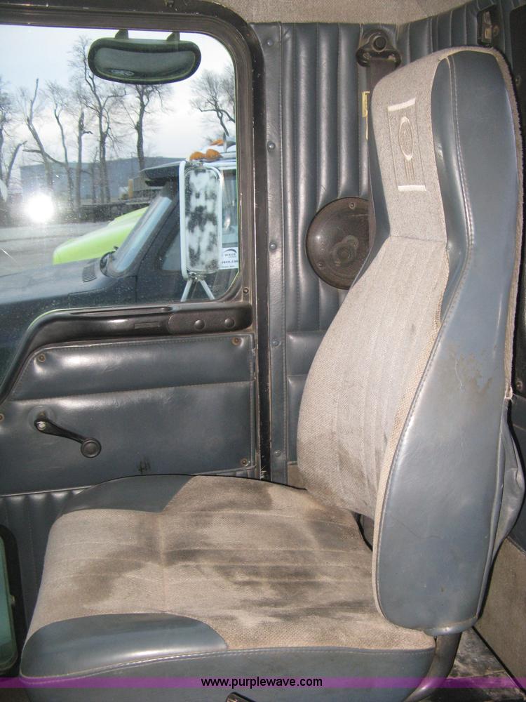 image for item E3305 1997 Kenworth T800 semi truck