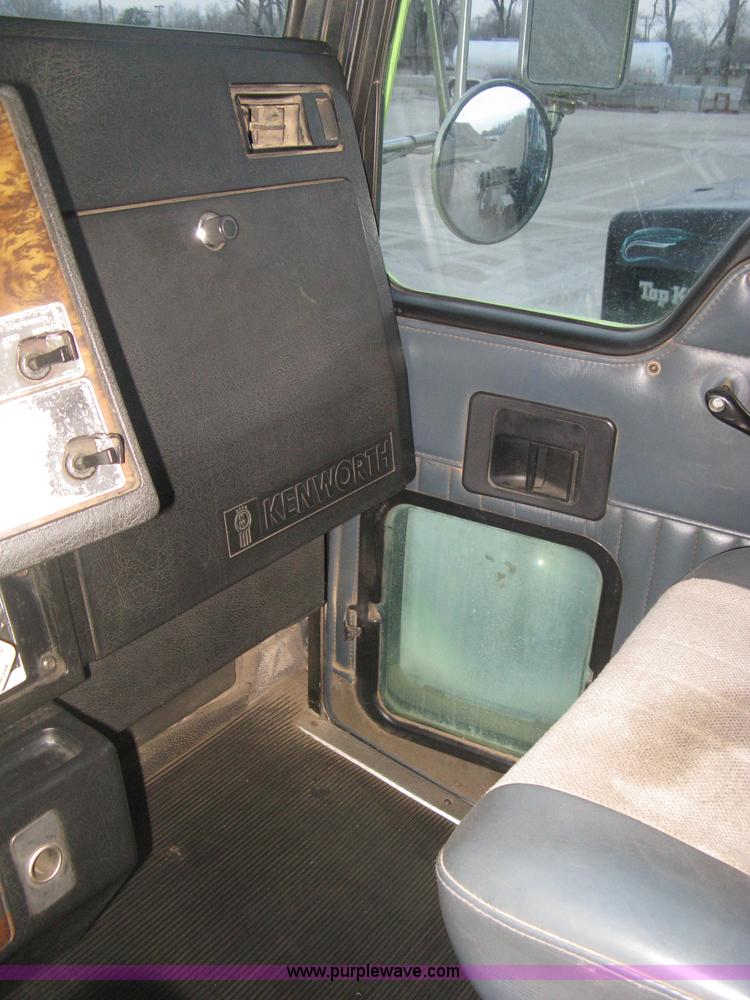image for item E3305 1997 Kenworth T800 semi truck