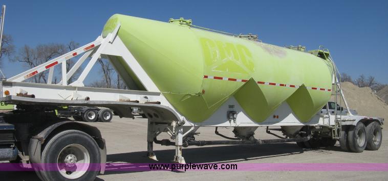 image for item E3306 1977 Fruehauf HEB-F2-J bulk transport tandem axle trailer