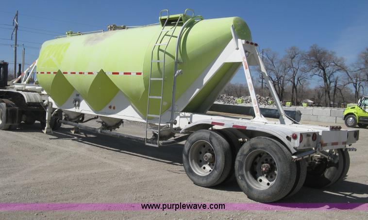 image for item E3306 1977 Fruehauf HEB-F2-J bulk transport tandem axle trailer