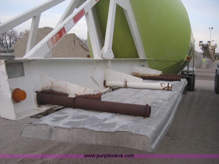 image for item E3306 1977 Fruehauf HEB-F2-J bulk transport tandem axle trailer