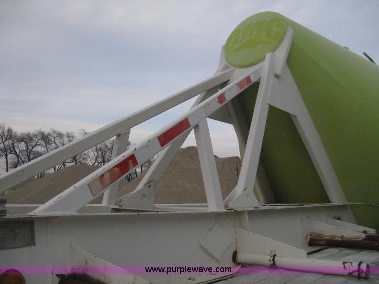 image for item E3306 1977 Fruehauf HEB-F2-J bulk transport tandem axle trailer