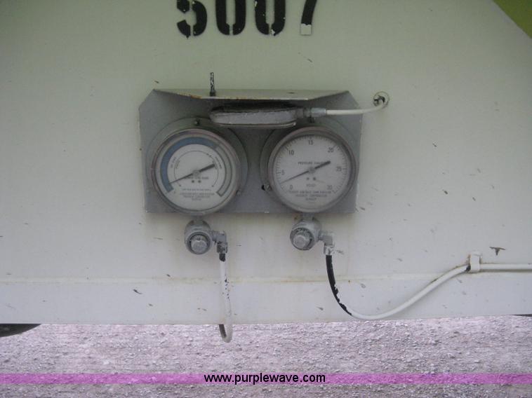 image for item E3306 1977 Fruehauf HEB-F2-J bulk transport tandem axle trailer