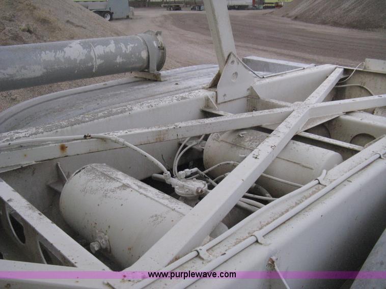 image for item E3306 1977 Fruehauf HEB-F2-J bulk transport tandem axle trailer