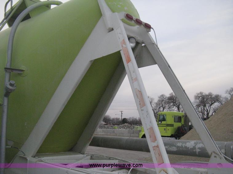 image for item E3306 1977 Fruehauf HEB-F2-J bulk transport tandem axle trailer