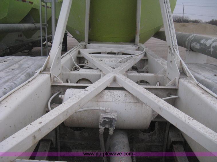 image for item E3306 1977 Fruehauf HEB-F2-J bulk transport tandem axle trailer