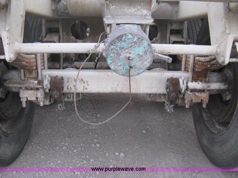 image for item E3306 1977 Fruehauf HEB-F2-J bulk transport tandem axle trailer