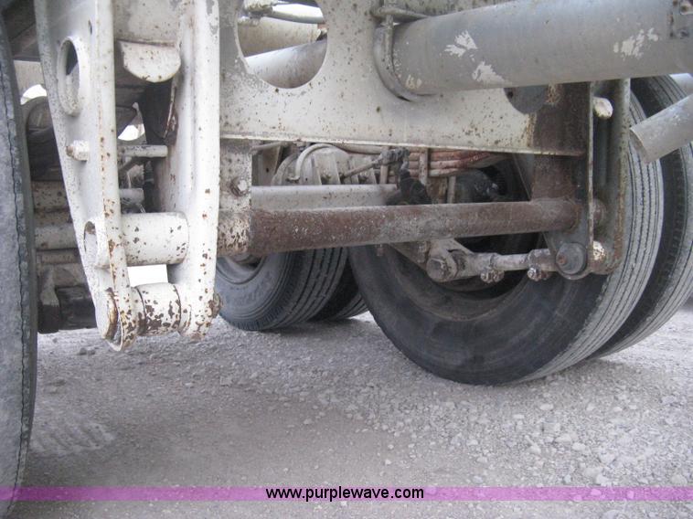 image for item E3306 1977 Fruehauf HEB-F2-J bulk transport tandem axle trailer