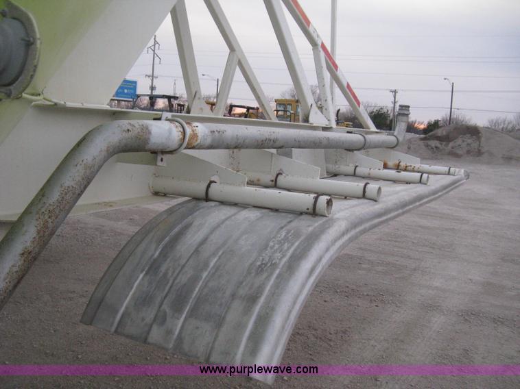 image for item E3306 1977 Fruehauf HEB-F2-J bulk transport tandem axle trailer