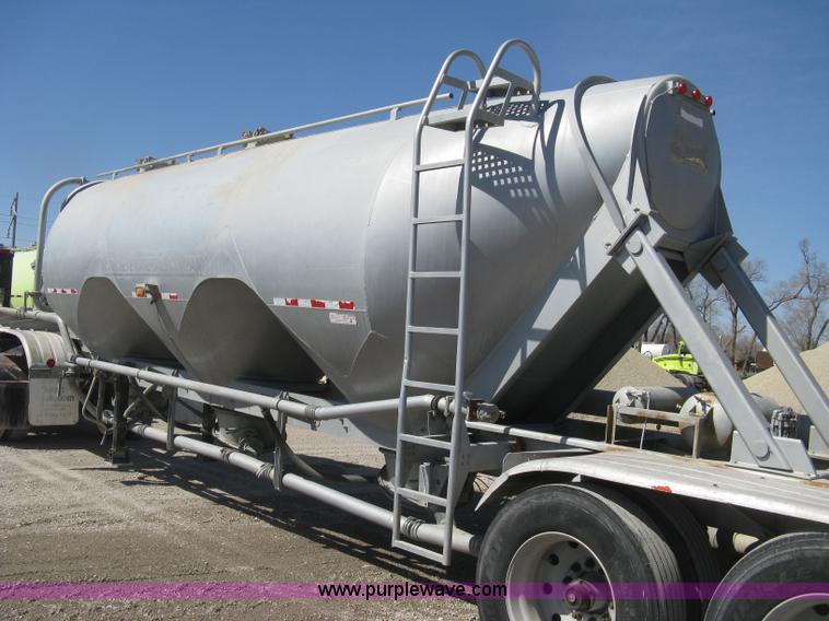 image for item E3308 1996 Heil tandem axle bulk transport trailer