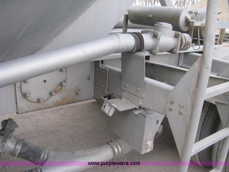 image for item E3308 1996 Heil tandem axle bulk transport trailer