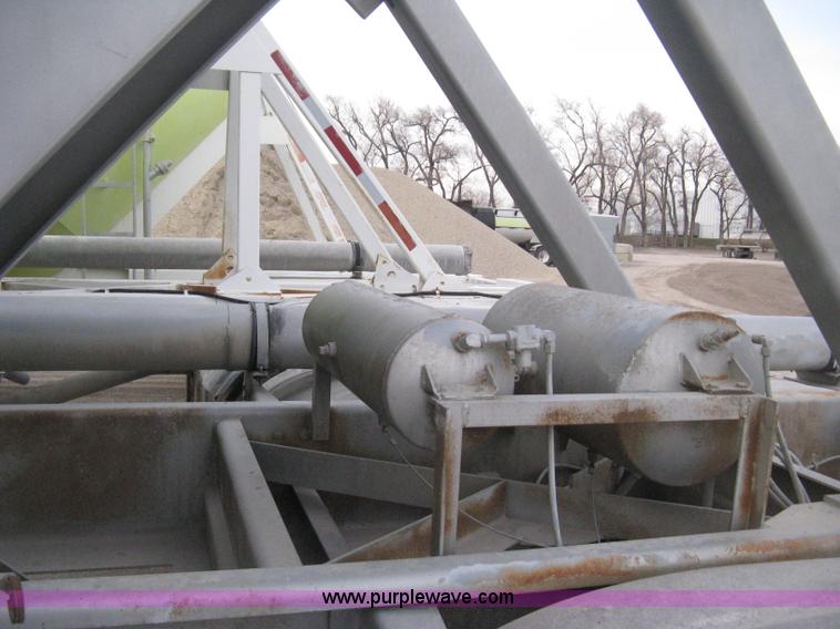 image for item E3308 1996 Heil tandem axle bulk transport trailer