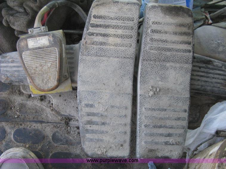 image for item E3321 1995 Komatsu PC220LC excavator