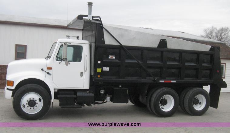 image for item E3373 1995 International 4900 dump truck