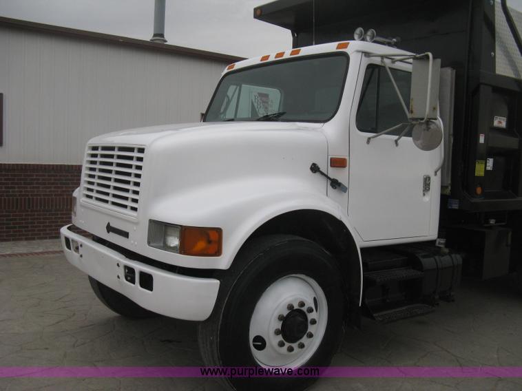 image for item E3373 1995 International 4900 dump truck