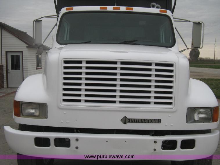 image for item E3373 1995 International 4900 dump truck