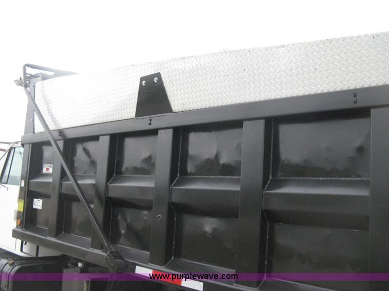 image for item E3373 1995 International 4900 dump truck
