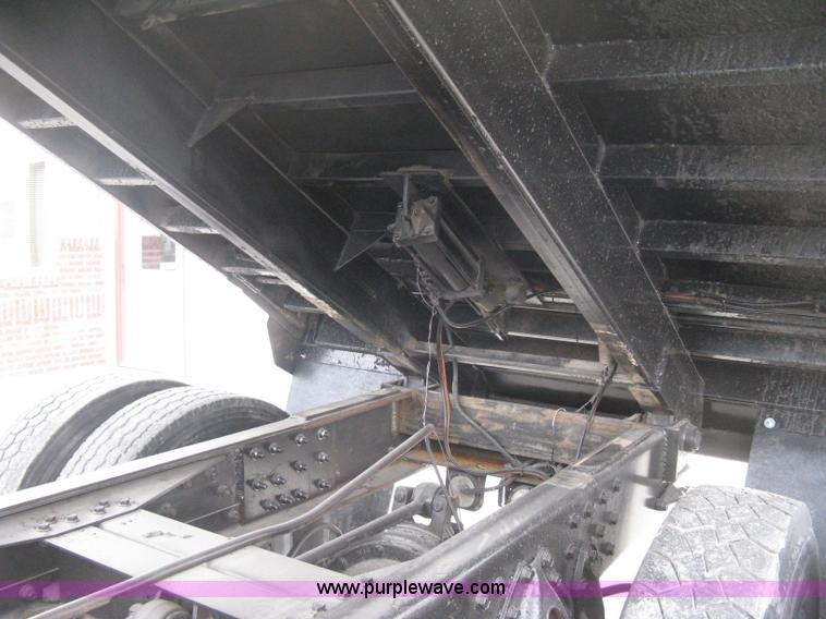 image for item E3373 1995 International 4900 dump truck