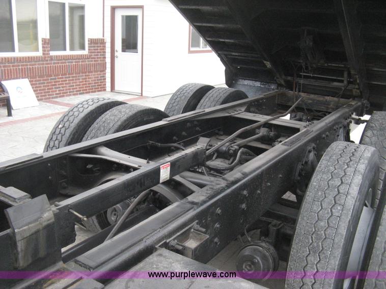 image for item E3373 1995 International 4900 dump truck