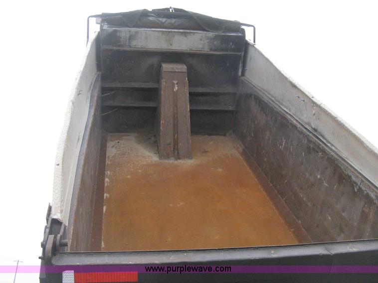 image for item E3373 1995 International 4900 dump truck