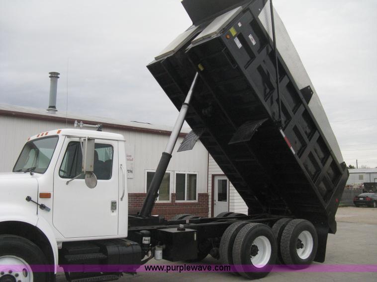image for item E3373 1995 International 4900 dump truck